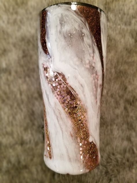 Cream Glitter Tumbler, Rose Gold Tumbler, Rose Gold Glitter Tumbler Ideas, White And Gold Tumbler, Rose Gold Epoxy Tumbler, Tumbler Cups Personalized, Gold Tumbler, Starbucks Diy, Estilo Country