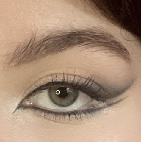 a duel winged smokey eye Sixties Eye Makeup, Priscilla Presley Makeup Style, Vintage Siren Makeup, Vintage Cat Eye Makeup, Hooded Eye 60s Makeup, 70s Hooded Eye Makeup, Priscilla Presley 60s Makeup, Cat Eye On Round Eyes, Vintage 60s Makeup