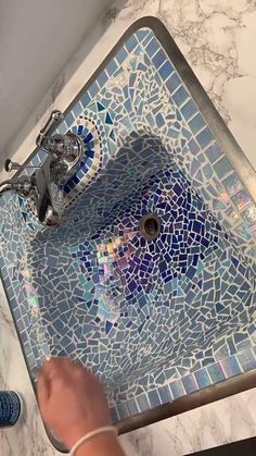 Glass Mosaic Tiles Bathroom, Mosaic Sink, Mosaic Bathroom Tile, Diy Interior Decor, زجاج ملون, Mosaic Bathroom, Decorating Diy, Furniture Small Spaces, Kraf Diy