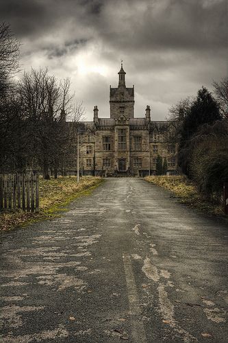 Mental Institution, Abandoned Homes, Abandoned Asylums, Gothic Buildings, Creepy Houses, Old Abandoned Houses, Abandoned Hospital, Spooky Places, Abandoned Castles