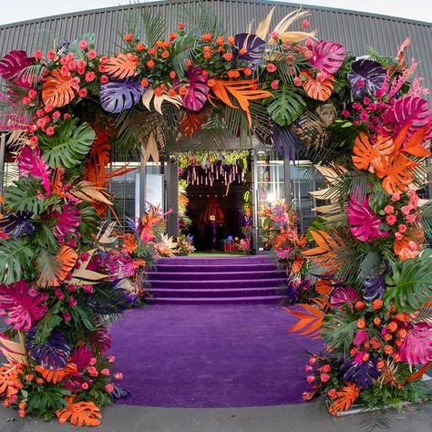 Tropical Entrance Decor, Paradise Theme Party Decor, Rio Carnival Party Decorations, Tropical Decorations Party, Rio Prom Theme, Festival Event Decor, Creative Birthday Decoration Ideas, Rio Carnival Theme Party, Ibiza Decor