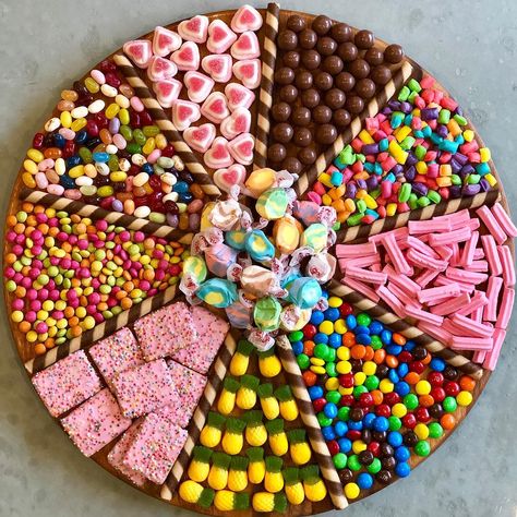 Candy Board, Dessert Platter, Charcuterie Platter, Charcuterie Inspiration, Sleepover Food, Snack Board, Junk Food Snacks, Food Party, Party Food Platters