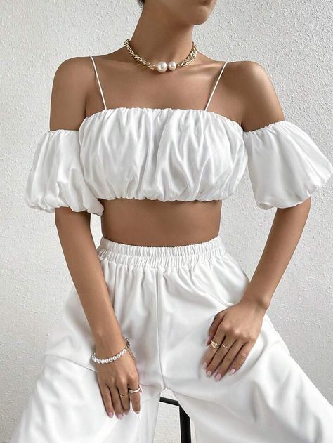 SHEIN Privé Top crop de hombros descubiertos de manga farol | SHEIN Crop Top Blanco, Shoulder Puff Sleeve, Puff Sleeve Crop Top, Shein Outfits, Crop Top Outfits, Dreamy Dress, Cropped Tops, Fantasy Dress, Top Crop