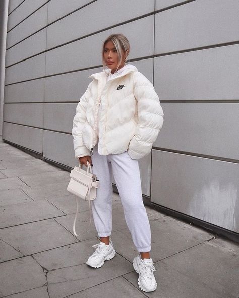 Follow @virtualcloset for more! 👯‍♀️ Bekväma Outfits, Sweatpants Outfit, Populaire Outfits, Winter Mode, Outfit Trends, Mode Ootd, Ținută Casual, Modieuze Outfits, Topshop Outfit