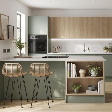 Howdens Clerkenwell, Green Kitchen Designs, Scandinavian Kitchen Design, Kabinet Dapur, Green Kitchen Cabinets, Modern Kitchen Interiors, Oak Kitchen, Scandinavian Kitchen, House Design Kitchen