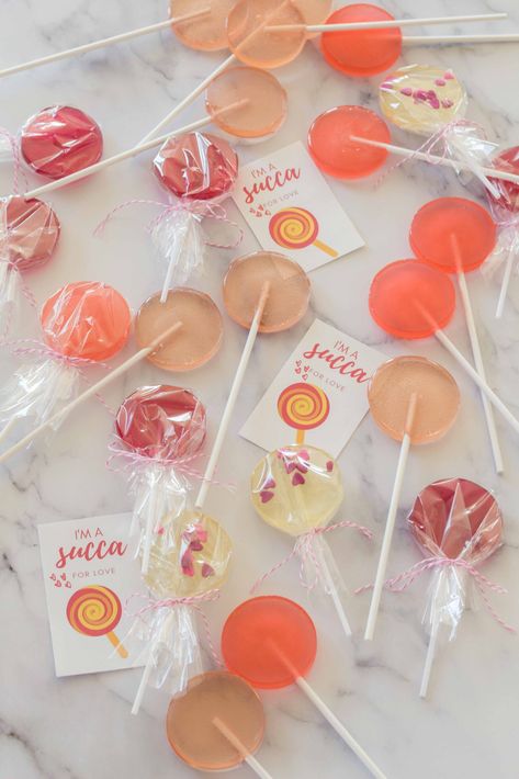 Easy Homemade Lollipop Suckers - Handmade Farmhouse Homemade Lollipop, Lollipop Ideas, Handmade Lollipops, Homemade Lollipops, Large Lollipops, Lollipop Recipe, Homemade Soap Bars, Hard Candy Lollipops, Handmade Candy