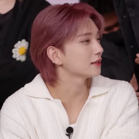 seventeen joshua hong jisoo lq icon the game caterers ep.1 Joshua Pink Hair, Joshua Red Hair, Joshua Hair, Jisoo Lq, Korean Hair Color, Seventeen Joshua, Middle Part Hairstyles, Cherry Hair, Seventeen Going Seventeen