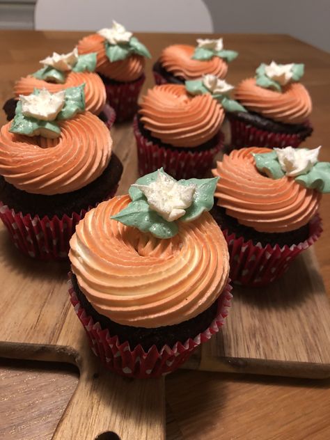 Burnt Orange Cupcakes Wedding, Terracotta Wedding Cupcakes, Burnt Orange Cupcakes, Fall Wedding Cupcakes, Bridal Shower Sweets, Chocolate Orange Cupcakes, Orange Wedding Cake, Thanksgiving Cupcakes, Friend Party