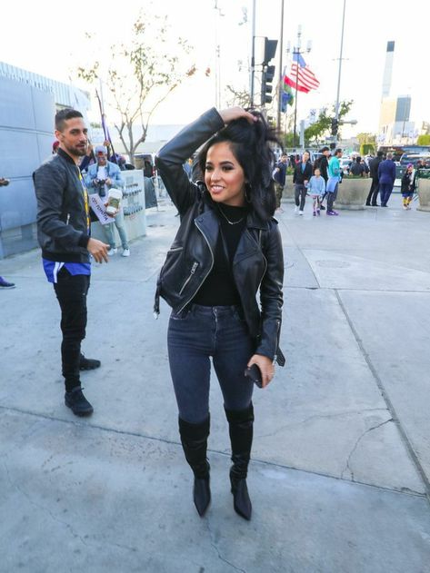 Becky G Street Style, Becky G And Sebastian, Nba Game Outfit Woman, Nba Game Outfit, Petite Street Style, Becky G Style, Becky G Outfits, Chilled Vibes, Petite Celebrities