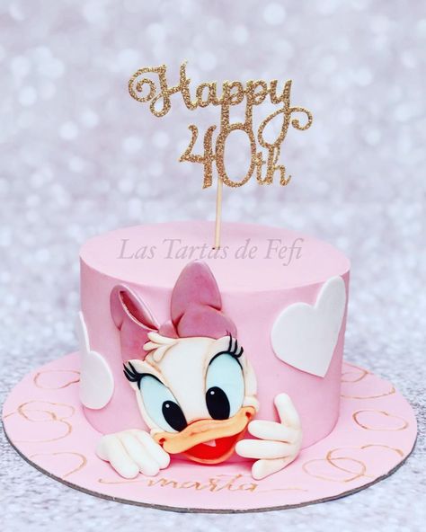 𝐿𝑎𝑠 𝑡𝑎𝑟𝑡𝑎𝑠 𝑑𝑒 𝐹𝑒𝑓𝑖 on Instagram: “Tarta Daisy . . . #tartadaisy #daisyduck #disney #tartastematicasfondant #daisybaby #cakebaby #daisy #babycakes #childrencakes #sugarart…” Daisy Cake Ideas, Daisy Duck Cake, Donald Duck Cake, Pata Daisy, Daisy Cake, Stitch Cake, Duck Cake, Minnie Mouse Birthday Cakes, Daisy Cakes