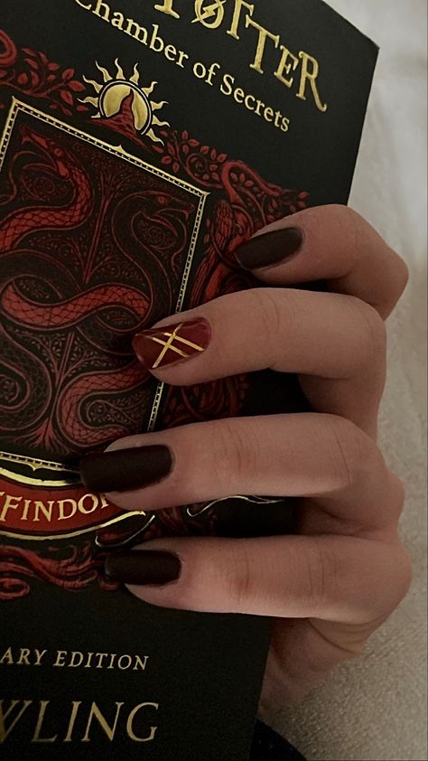 Regulus Black Inspired Nails, Harry Potter Gryffindor Nails, Gryffindor Nail Art, Harry Potter Nails Gryffindor, Gryffindor Nails, Potter Nails, Harry Potter Nails, Regulus Black, Black Inspiration