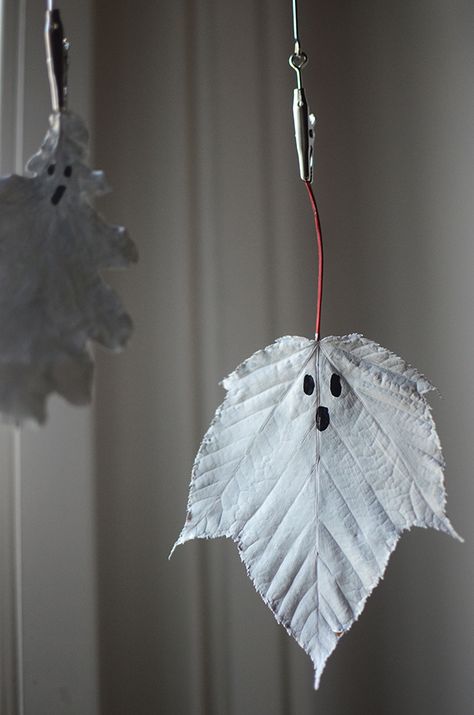 Halloweenpysselför barn: Måla spöken på löv - Helena Lyth Ghost Leaves, Halloween Ideas For Kids, Halloween Fest, Homemade Halloween Decorations, Homemade Halloween Costumes, Boo Ghost, Homemade Halloween, Make It Easy, Halloween Deco