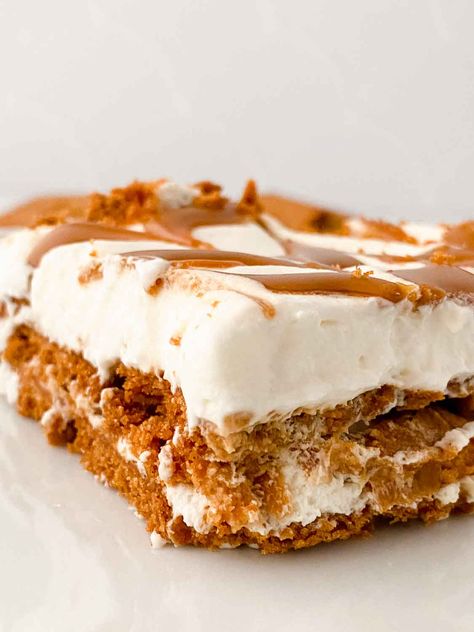 If you have a sweet tooth and love the classic biscoff cookies, this biscoff cookie pudding is the perfect dessert! Cookie Butter Desserts Easy, Cookie Butter Delight, Desserts Made With Biscoff Cookies, Copycat Biscoff Cookies, Biscoff No Bake Dessert, Speculoos Dessert Recipes, Biscoff Layer Dessert, Dessert Using Biscoff Cookies, Dessert With Biscoff Cookies