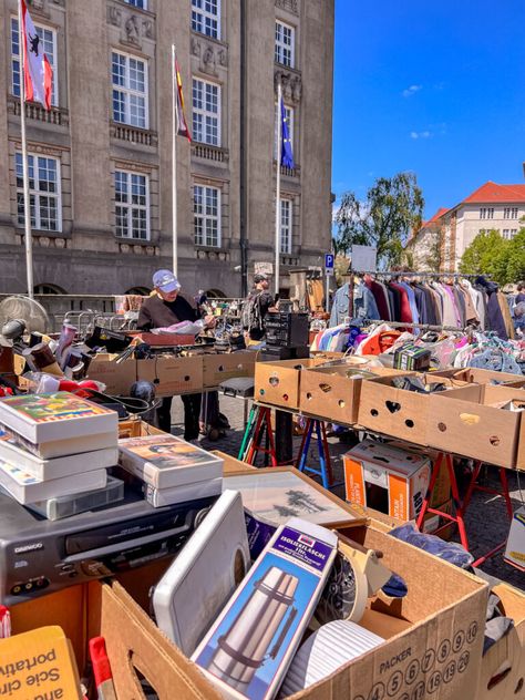 Die besten Trödemärkte in Berlin: Finde deinen perfekten Flohmarkt! Villages Aesthetic, Aesthetic Finder, Berlin Life, Berlin Summer, Wish Board, Berlin Travel, Berlin City, U Bahn, Interior Plants