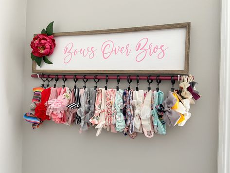 Easy DIY bow organizer to display all the cute bows! Hairbow Holder Ideas, Boutique Bow Display, Diy Bow Hanger, Diy Bow Holder Headband Storage, Diy Bow Organizer, Bows Organizer Ideas, Bow Storage Ideas, Bow Holder Ideas, Headband Organizer Diy