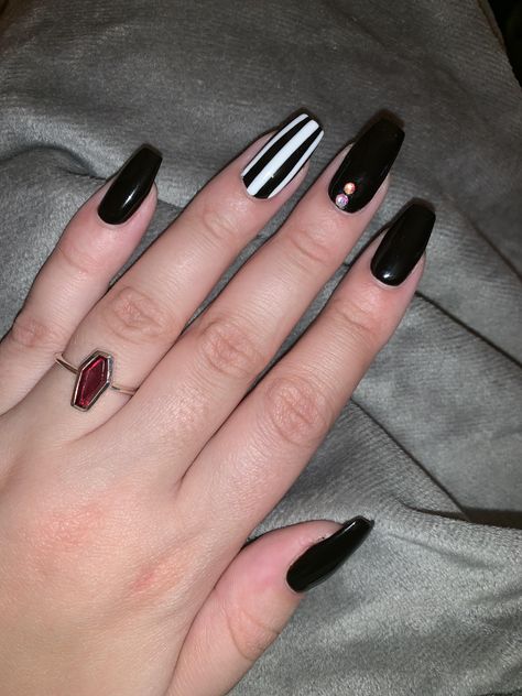 Simple Beetlejuice Nails, Beetlejuice Inspired Nails, Emo Nail, Beetle Juice Nails, Beetlejuice Nails, Halloween Juice, Spooky Nails, Cute Halloween Nails, Beetlejuice Beetlejuice