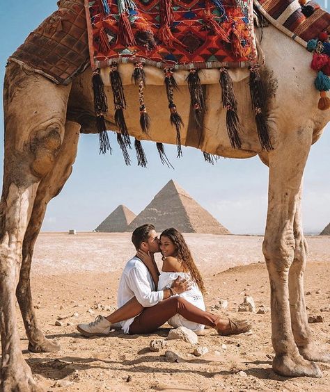 Egypt Outfits, Desert Photoshoot Ideas, Photo Voyage, Egypt Aesthetic, Travel Egypt, Desert Photoshoot, Power Couples, Dubai Vacation, Great Pyramid Of Giza