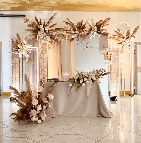 Bohemian Bridal Party, Love Table Decorations, Sweetheart Table Decor Ideas, Boho Graduation Party Ideas Decor, Brown And Champagne Wedding, Pampas Wedding Decor, Beige Wedding Theme, Bridal Table Backdrop, Brown Wedding Themes