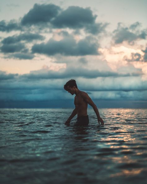 Beach Fashion Shoot, Male Portrait Poses, Pool Photography, Beach Boy, Mens Photoshoot Poses, Pose Fotografi, Beach Pictures Poses, Beach Photography Poses, Beach Shoot