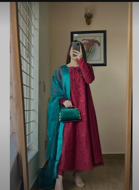 Long Summer Dress Outfits, Pakistani Casual Dresses, Dress Designs For Stitching, Fashion Girl Design, Simple Dress Casual, Long Frock Designs, Simple Style Outfits, Latest Dress Design, Desi Outfits