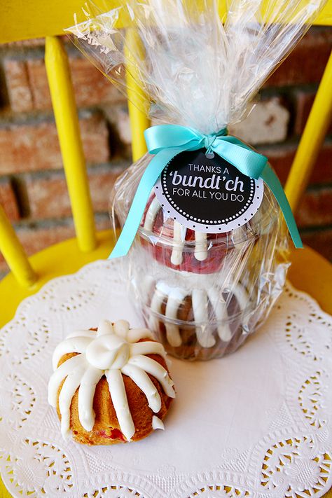 Free printable tag for those mini bundt cakes!  Perfect teacher or friend gift. @eighteen25 www.skiptomylou.org Teacher Cakes, Teacher Appreciation Printables, Volunteer Gifts, Free Printable Tags, Teacher Cards, School Teacher Gifts, Think Food, Gift Cake, Fun Craft