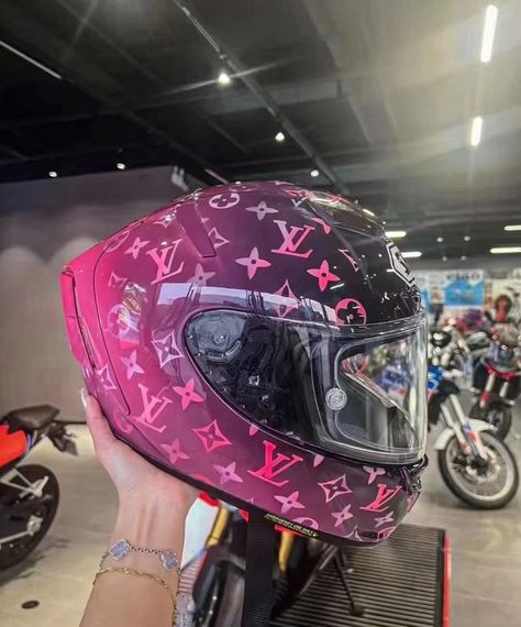 Female Motorcycle Helmets, Motor Kaskı, Black And Pink Motorcycle, Revenge Hair, Motorcycle Helmets For Women, Pink Motorcycle Helmet, Pink Helmet, Cool Bike Helmets, Agv Helmets