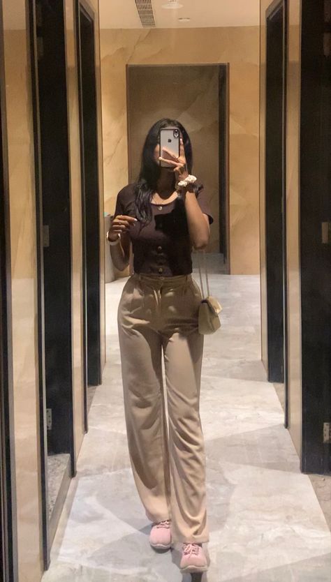 #ootd #fashion #mirrorselfies #faceless #aesthetic Faceless Mirror Selfie, Faceless Aesthetic, Mirror Video, Brown Mirror, Girls Mirror, Girl With Brown Hair, Driving Pictures, Pitch Deck, Brown Girl