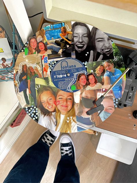 Best Friend Anniversary Present Idea Vinyl with pictures Best Friend Anniversary, Bff Ideas, Friend Anniversary, Ideas Regalos, Presents For Best Friends, Fun Easy Crafts, Anniversary Present, Anniversary Photos, Bff Gifts