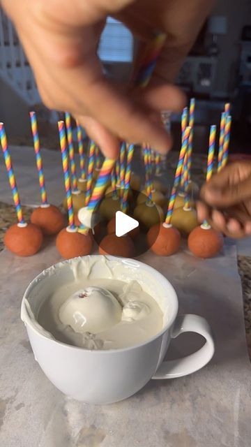 Taysty Treatz on Instagram: "Want to know why this happens: ⬇️⬇️⬇️

Cake Pop Fails 

Despite dipping your stick in chocolate, you also have to refrigerate your pops for 8-10min to let the chocolate harden inside of the dough. 

Then let them stand for about 2-3 mins before dipping to let the surface come back to room temp. 

Then you’re ready to dip your cake pops 😊 

#learnfrominstagram #cakepops #cakesiclesofinstagram #cakepoptutorial #bakingtipsandtricks #tipsandtricks" Diy Cake Pop Stand, Diy Cake Pops, Cake Pop Tutorial, Cake Pop Stands, Cake Pops How To Make, Cake Pop Sticks, M Instagram, Chocolate Coating, Cake Pop