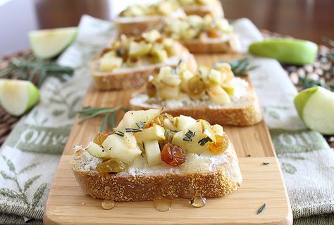 Rosemary Apple and Goat Cheese Crostini. Mozzarella Toast, Cheese Crostini, Goat Cheese Crostini, Chapati, Apple Recipes, Finger Food, Goat Cheese, I Love Food, Appetizer Snacks