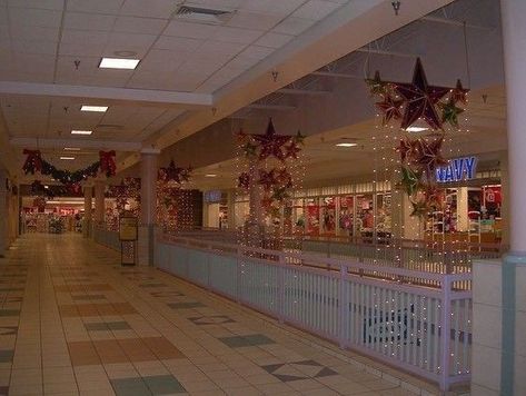 Liminal Space Christmas, Christmas Morning Nostalgia, 2000s Christmas Nostalgia School, Christmas Liminal Spaces, Christmas Aesthetic 2000s, Christmas Nostalgia Aesthetic, Christmas Mall Aesthetic, Nostoligic Photos, Liminal Christmas