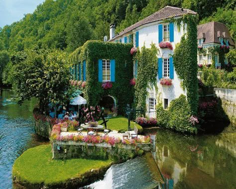 Le Moulin de l'Abbaye Hôtel - Brantome, France Hotels In France, Hotel Facade, Country Hotel, France Photos, Destination Voyage, Body Of Water, Secret Places, Disneyland Paris, Pretty Places