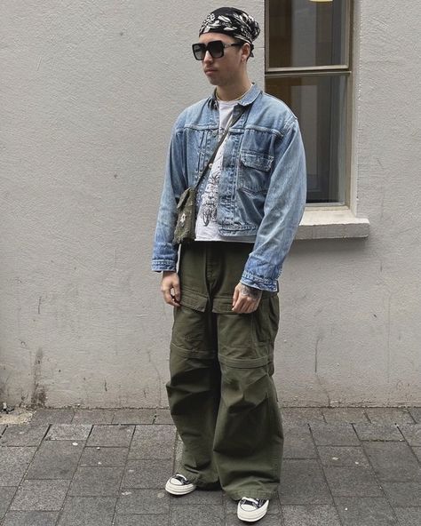 Denim Jacket And Cargo Pants Outfit, Denim Jacket Cargo Pants, Jean Jacket Outfits Men, Denim Jacket Men Outfit, Culture Outfits, Balenciaga Pants, Streetwear Ideas, Denim Street Style, Streetwear Inspiration