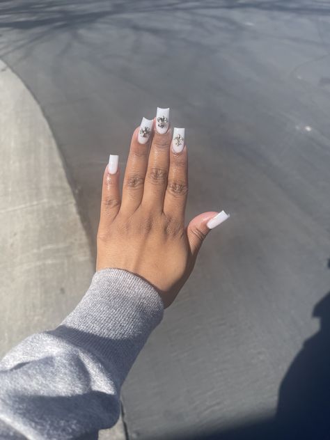 White Nails With Chrome Heart, Short White Y2k Nails, Chrome Heart Nails Short, Heart Nails Black And White, White Chrome Heart Nails, Short Chrome Hearts Nails, Heart Nails Black, Heart Nails Short, Short Nails White