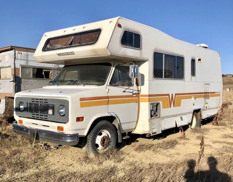 Camper Couple, Vintage Winnebago, Camper Projects, Suzanne Wright, Camper Reno, Rv Motorhomes, Classic Campers, Truck Bed Camper, Old Campers