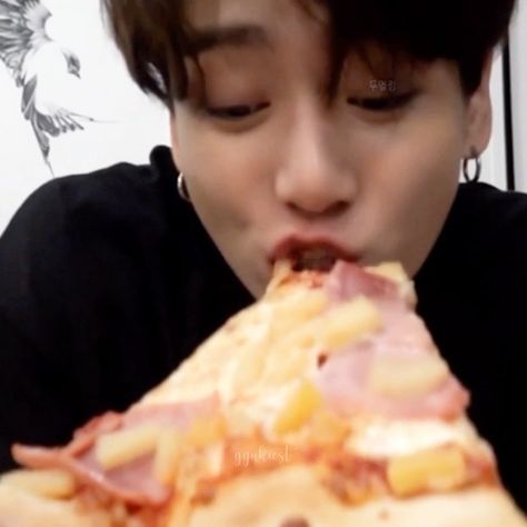 jungkook bts ♡ 전정국 on Instagram: “bunny is having his pinapple pizza 🥺🌺 —— 🐰 do not repost without credits/permission!” Jeon Jungkook, We Heart It, Pizza, Wallpapers, Bts, Pizzas