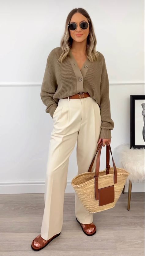 Beige Wide Leg Pants Outfit, Wide Leg Pants Outfit Work, Pleated Pants Outfit, White Trousers Outfit, Tailored Pants Outfit, Trousers Outfit Casual, Wide Leg Trousers Outfit, Business Casual Outfits Winter, Trousers Outfit