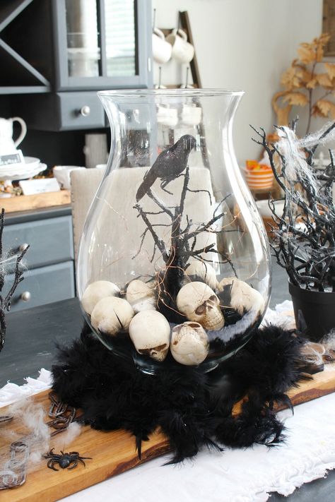 Skull Theme Halloween Decor, Halloween Glass Jars Ideas, Halloween Island Centerpiece, Gothic Halloween Centerpieces, Halloween Bird Cage Ideas, Halloween Vase Filler Ideas, Ghost Centerpieces, Slasher Party, Halloween Centerpiece Ideas