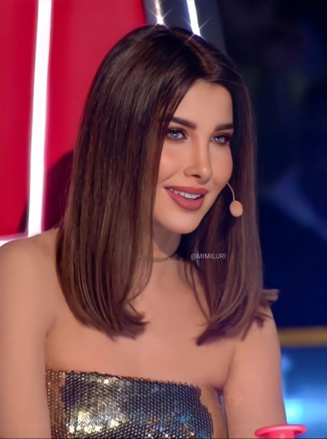 Nancy Ajram Hairstyle, Arab Vibes, Arabic Beauty, Famous Djs, Nancy Ajram, Arab Beauty, Dye Colors, 2000s Aesthetic, Photo Insta