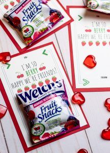 Free Printable for Classmates:  Fruit Snack Valentines! Free Printable Valentines, Valentines Day Cards Diy, Friend Valentine Gifts, Valentines Printable, Diy Beer, Fruit Snack, Valentine Gifts For Kids, Printable Valentines, Preschool Valentines