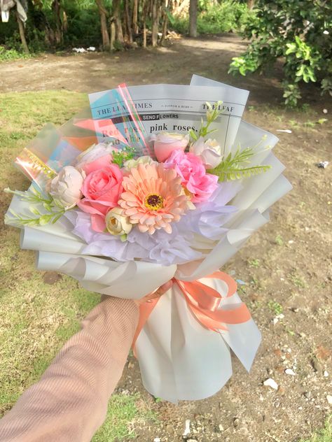 For price dm ig : @havva_florist Buket Aesthetic, Wrapping Bouquet, Flowers Roses Bouquet, Haldi Ceremony Decorations, Flower Boquet, Diy Bouquet Wrap, Flower Bouquet Diy, Boquette Flowers, Bouquet Wrap