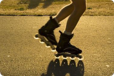 Aesthetic Skateboard Wallpaper, Rollerblading Aesthetic, Skate Tattoo, Skateboard Wallpaper, Aesthetic Skateboard, Jumping Pictures, Roller Blading, Aesthetic Skater, Flannel Jeans