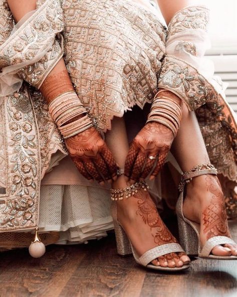 Gorgeous And Pretty Bridal Anklets For Trendsetter Brides Bridal Heels Indian Weddings, Shaadi Vibes, Bridal Anklet, Leg Mehndi, Pengantin India, Legs Mehndi Design, Bridal Photography Poses, Perhiasan India, Wedding Photoshoot Poses