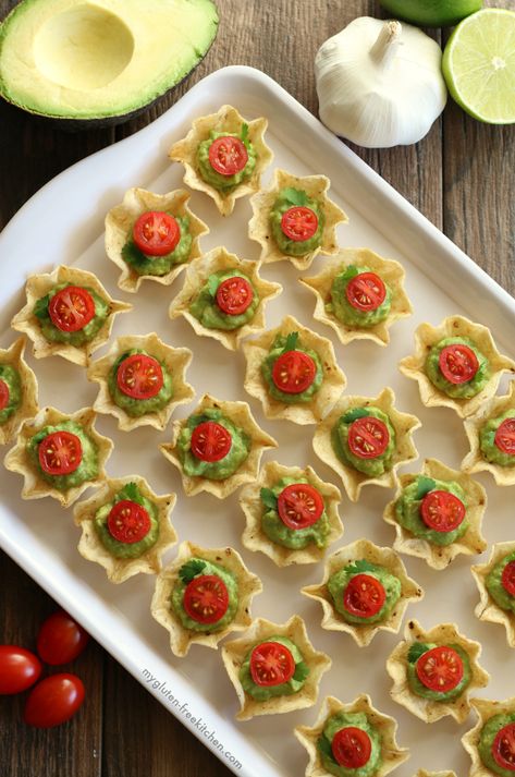 Bite Size Appetizers Easy, Guacamole Bites, Gluten Free Chips, Best Holiday Appetizers, Christmas Appetizers Easy, Candy Board, Candy Food, Holiday Appetizers Recipes, Gluten Free Appetizers