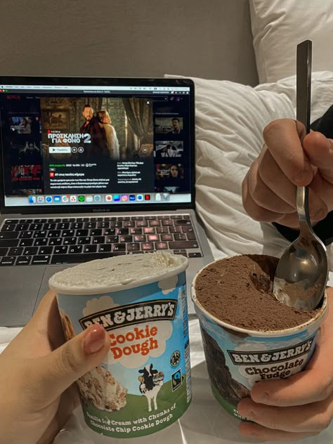 Ice Cream Movie, Movie Snacks, Cream Aesthetic, Think Food, Vanilla Chocolate, Netflix And Chill, Ben And Jerrys Ice Cream, Chocolate Ice Cream, Cookies And Cream