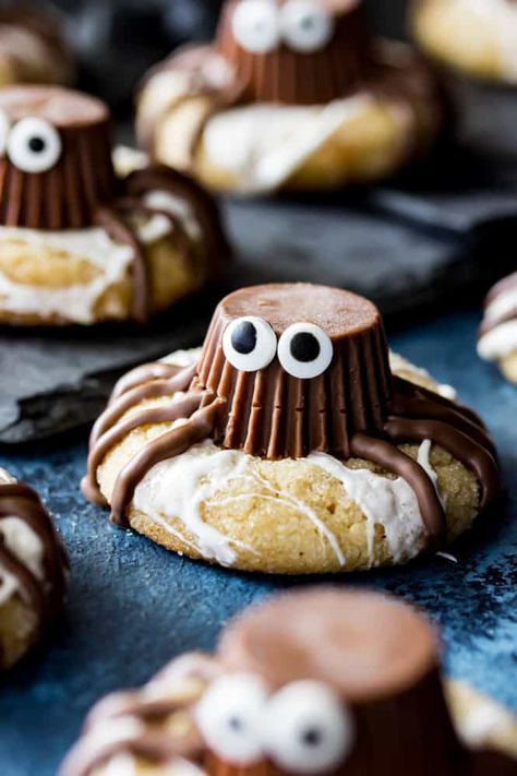 Spooky Spider Cookies Halloween Desserts For Kids, Halloween Desserts Kids, Cookies With Marshmallows, Peanut Butter Spider Cookies, Easy Halloween Desserts, Halloween Eats, Desserts For Kids, Halloween Treats To Make, Halloween Cookie Recipes