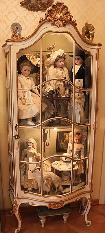 Vintage Toy Display, Dolls Display, Victorian Toys, Vintage Pram, Doll Museum, Куклы American Girl, Antique Porcelain Dolls, Doll Room, Dream Craft Room