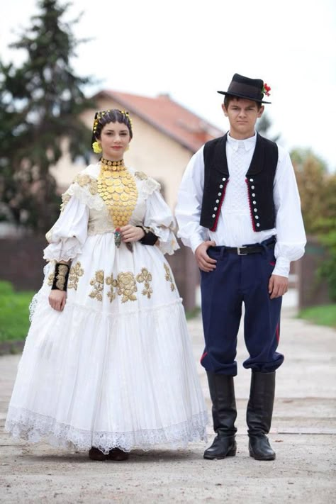 Brodarski varoš Punk Couples, Slavonski Brod, Croatian Wedding, Folklore Fashion, Authentic Costumes, Costumes Around The World, Folk Clothing, Folk Design, National Dress