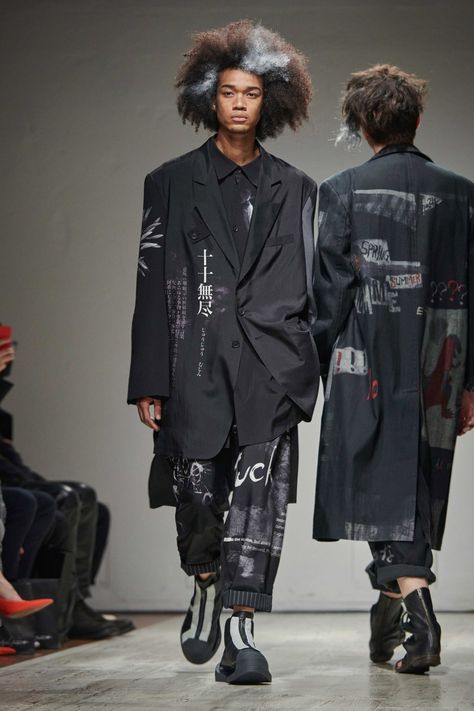 Yohji Yamamoto Menswear, Yoji Yamamoto, 2023 Menswear Fashion Show, Yohji Yamamoto Men, Menswear Fashion Show, Spring Summer 2023, Estilo Punk, Thrift Fashion, Menswear Fashion