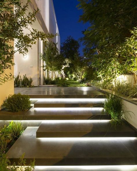 Creek Architecture, Modern Landscape Lighting, Fasad Design, Moderne Have, Landscape Stairs, Home Designs Exterior, Garden Border, Exterior Stairs, Desain Lanskap